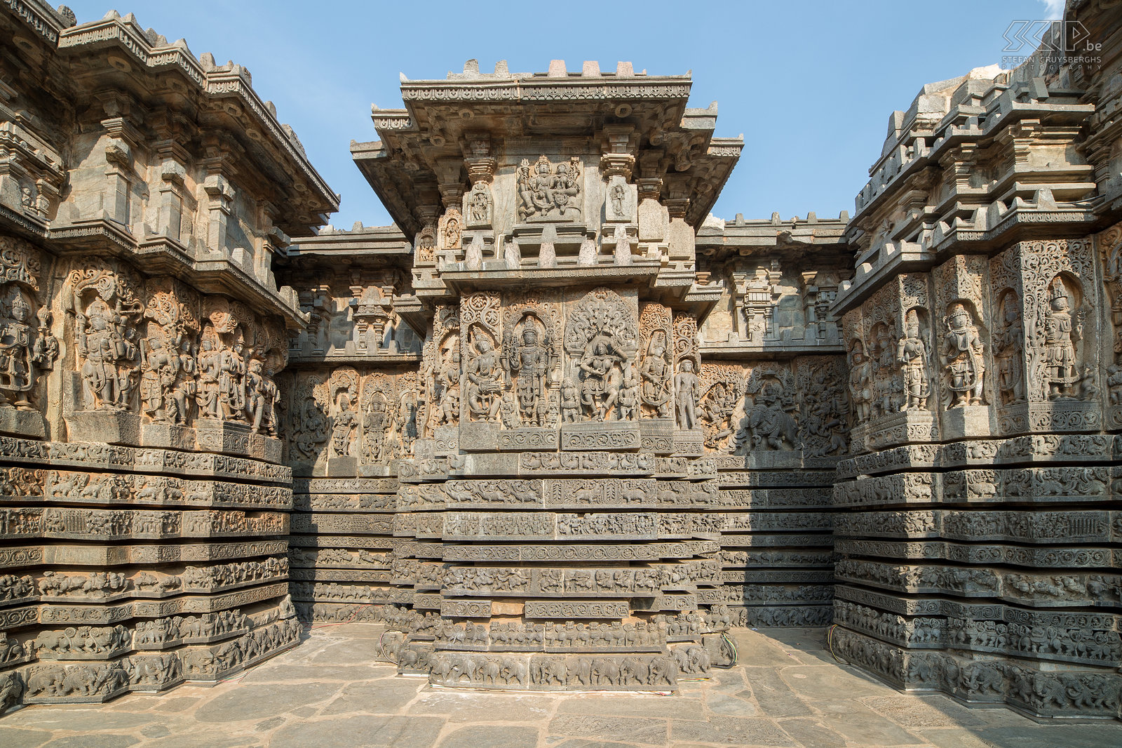 Halebidu De muren van de Hoysala tempel in Halebidu zijn bedekt met een eindeloze verscheidenheid aan reliëfs uit de hindoeïstische mythologie, dieren en dansende figuren. Halebidu was de hoofdstad van het Hoysala koninkrijk in de 12e en 13e eeuw. Stefan Cruysberghs